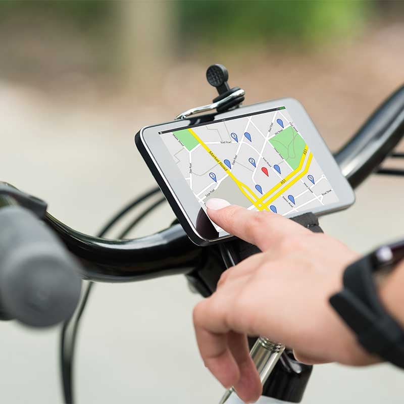 biker-using-map